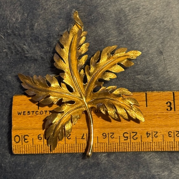 Vintage Estate Crown Trifari Signed 5-Leaf Gold Tone Textured Brooch Pin 2.5 in - Picture 5 of 5